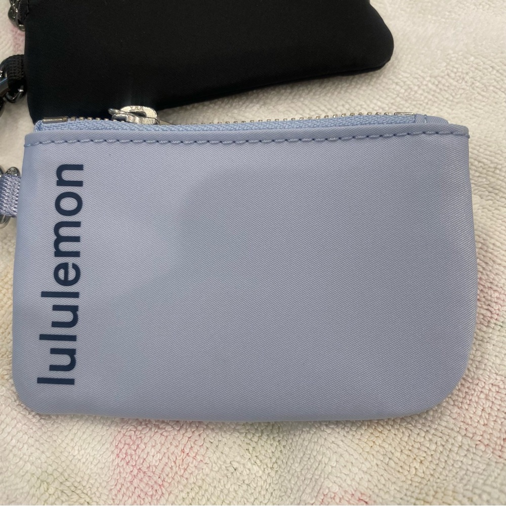 LULULEMON DUALPOUCH WRISTLET IN BLUE LINEN/TRUE NAVY COMBO - Picture 6 of 7
